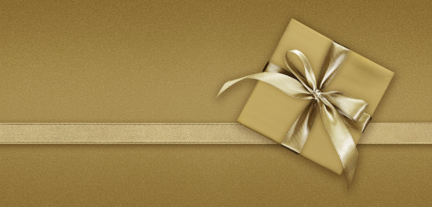 空白礼品贺卡与礼盒礼物和明亮闪亮的金色丝带蝴蝶结胶带隔离在米色背景，顶视图和复制空间为圣诞快乐模板或购物广告横幅图片下载
