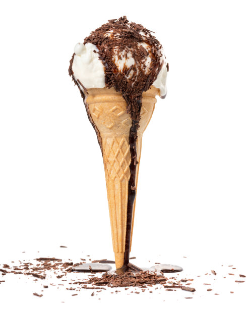 不稳定的华夫蛋筒与白色勺，巧克力釉和装饰的碎冰淇淋孤立在白色背景图片下载