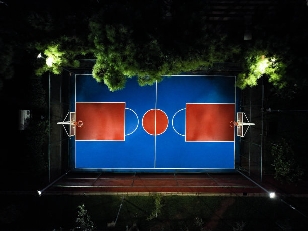 夜半城市灯火通明的篮球场鸟瞰图，夜生活中的城市风光，夜晚空旷的篮球场，夜晚的篮球场，夜晚的运动，运动的背景图片下载