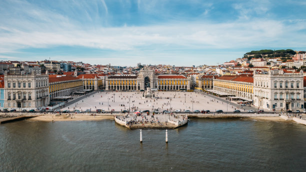 葡萄牙里斯本，行人在Praca do Comercio的鸟瞰图图片下载