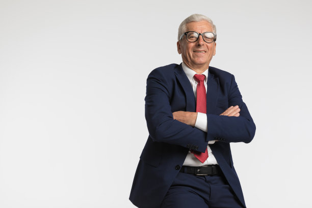 坐着的商人双手交叉在胸前图片下载