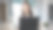 商务女性在办公室用笔记本电脑工作图片下载