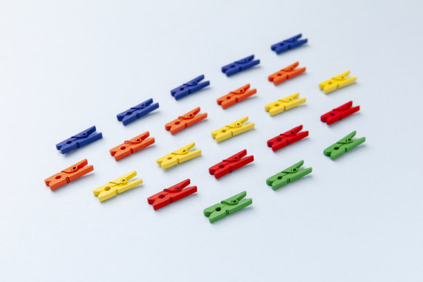 形成物体，重复组衣夹彩色图案，人群顶视图图片下载