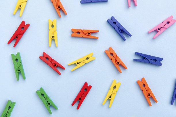 形成物体，重复组衣夹彩色图案，人群顶视图图片下载