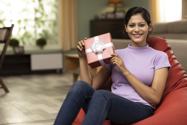 印度年轻女子在家，库存照片图片下载