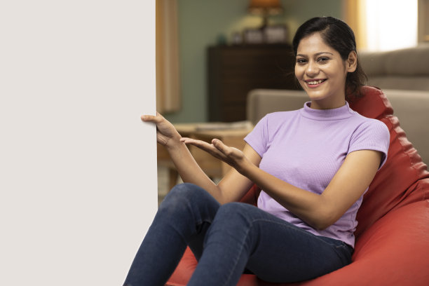 印度年轻女子在家，库存照片图片下载