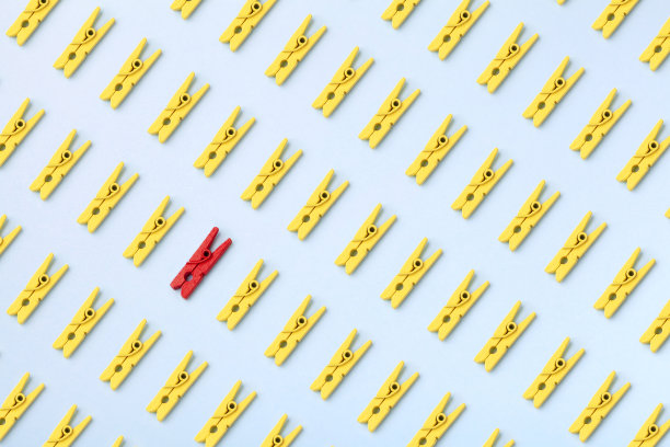 形成物体，重复组衣夹彩色图案，人群顶视图图片下载