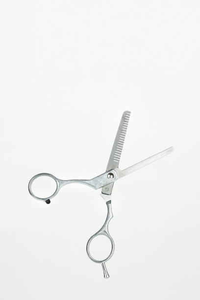 专业理发剪刀悬浮。在白色背景上打开理发师剪刀。图片下载
