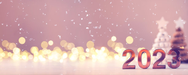 金属编号2023，桌上有散焦灯。图片下载