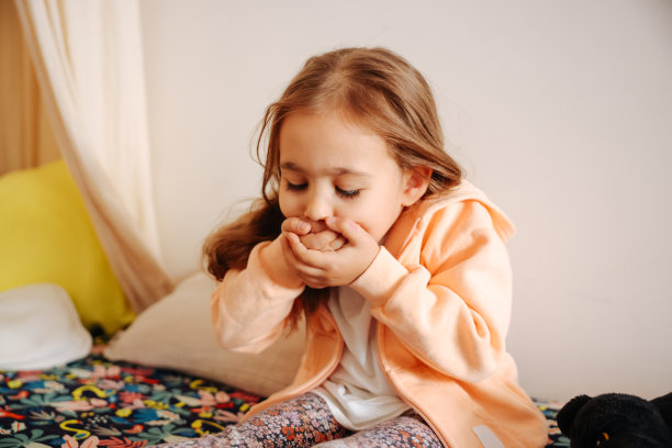 小女孩想吐，想吐图片下载