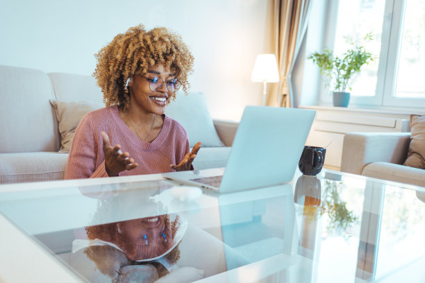 微笑的女商人在办公室用笔记本电脑进行视频通话图片下载