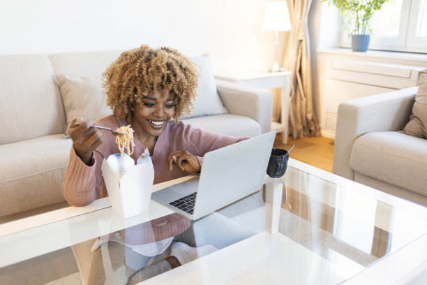 非洲商业妇女吃面条图片下载