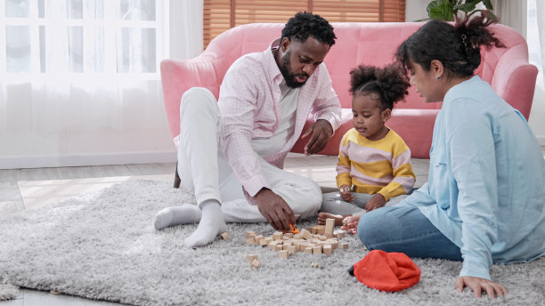 创意游戏，想象力儿童和玩具。可爱的妈妈和她的孩子玩积木玩具。幸福充满爱的家庭，母亲和女儿一起在现代客厅图片下载