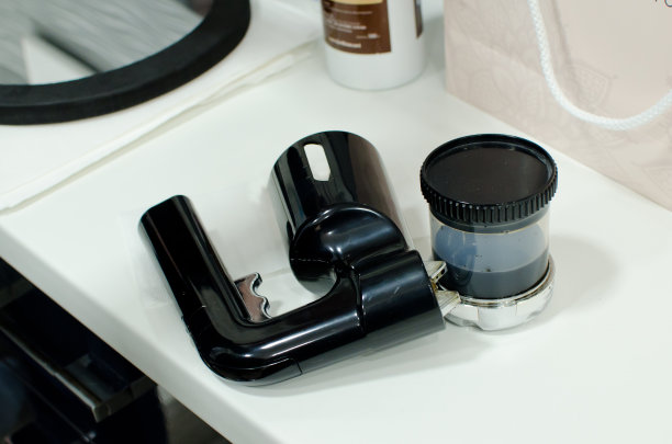 隔离喷枪手枪与塑料杯油漆，用于即时晒黑，在专业美容院的白色桌子上喷晒身漆图片下载