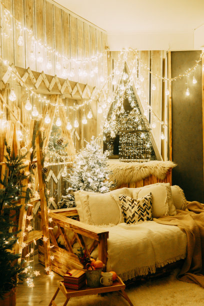 家里的圣诞装饰，有一棵圣诞树和许多发光的花环和灯泡。在家准备圣诞晚会图片下载