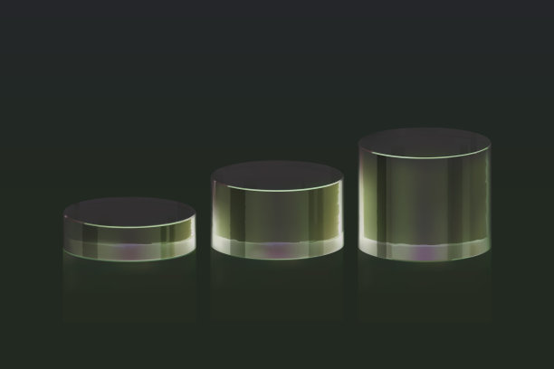 黑色背景的3d玻璃讲台。美容产品展示化妆品最小场景。矢量化妆品推广阶段。图片下载