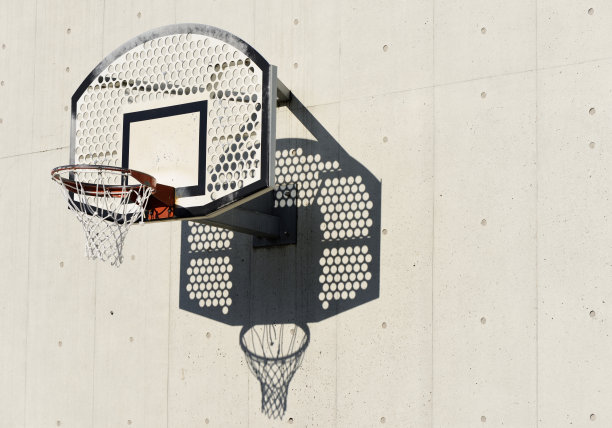 白色混凝土墙上有影子的篮球框图片下载