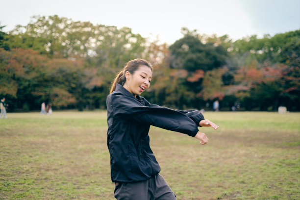 跳舞的女人图片下载