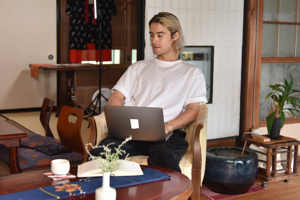 日本/英国人在日本酒店的桌子上工作，日本-库存图片图片下载