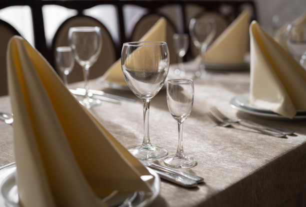 节日的餐桌上摆着空的高脚杯和其他餐具。图片下载