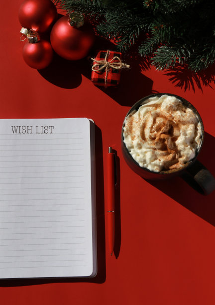 红色圣诞组合与热巧克力和记事本的愿望清单图片下载