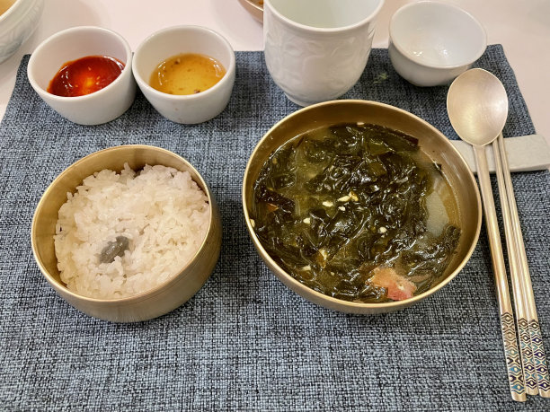 餐桌上食物的高角度视图图片下载