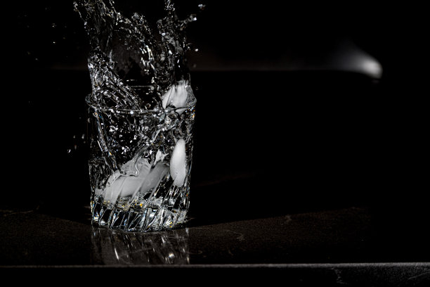 液体饮料冰块飞溅玻璃杯水伏特加杜松子酒朗姆酒穆迪图片下载