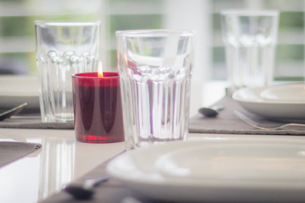 用蜡烛摆好桌子图片下载