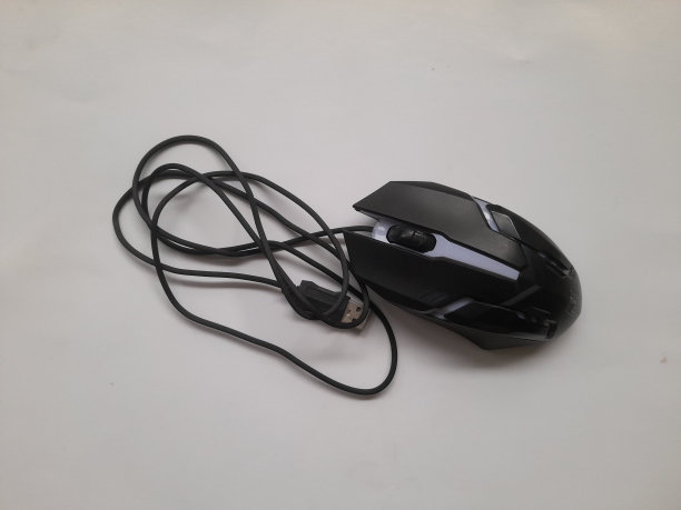 游戏鼠标在白色背景上的黑色顶部视图。笔记本电脑背景概念，电脑，技术，商业，金融，生活方式，光标，工作，工人，互联网图片下载