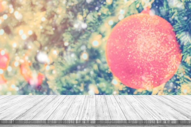 空木桌面与模糊的圣诞树与散景光背景图片下载