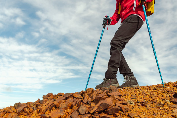 一位女徒步旅行者正从山上走下来图片下载