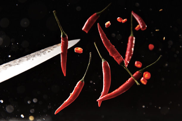 一些红辣椒已经切开和抛，小米辣椒-库存照片图片下载