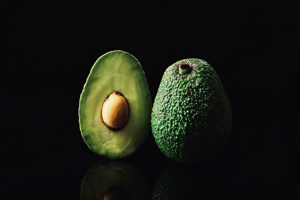 一个一半的牛油果，在横截面-库存照片图片下载