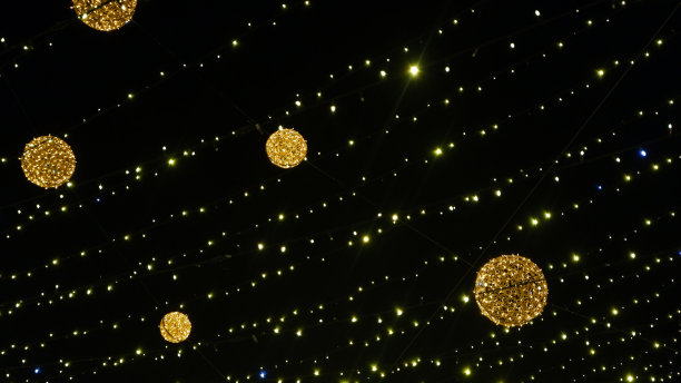 圣诞节的背景。花环在圣诞树上点亮新年的彩灯。模糊的照片背景与闪烁的灯从纠缠的花环。冬季和节假日背景图片下载