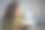 快乐的女士拿着生日蛋糕和蜡烛在家里图片下载