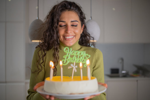 吹灭生日蛋糕蜡烛的女人图片下载