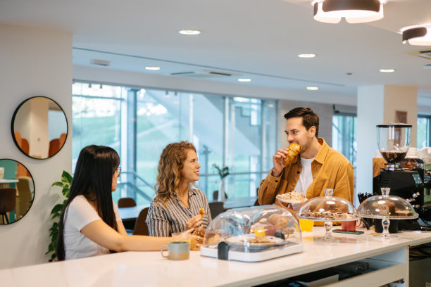 同事们在开放式办公场所吃早餐图片下载