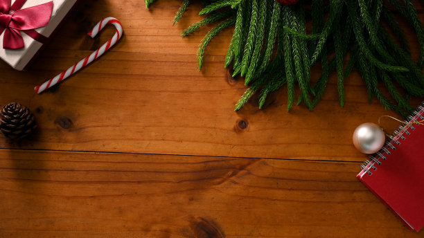 圣诞工作区背景与圣诞树，圣诞装饰品和复制空间图片下载
