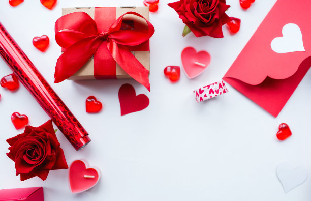 情人节。平铺安排红色手工毡心和礼品盒在白色背景。副本的空间。图片下载