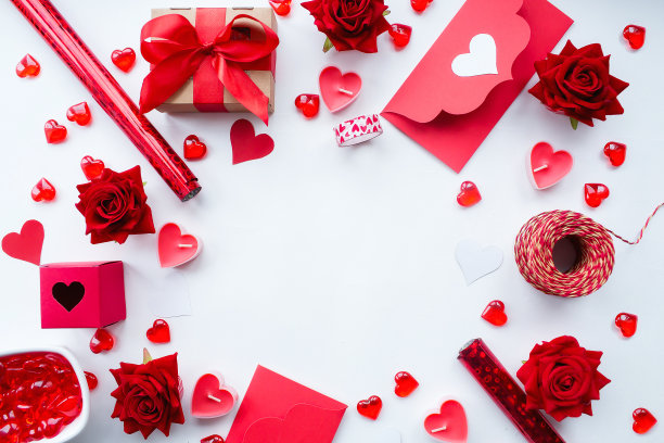 情人节。平铺安排红色手工毡心和礼品盒在白色背景。副本的空间。图片下载