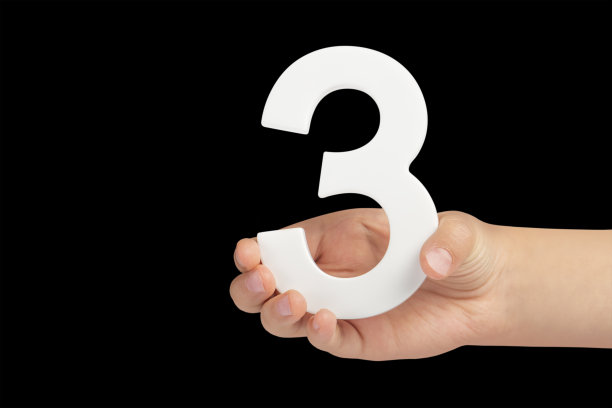 3号手拿黑色背景。3号在一个孩子手里，背景是黑色的。插入:插入到一个项目或设计中图片下载