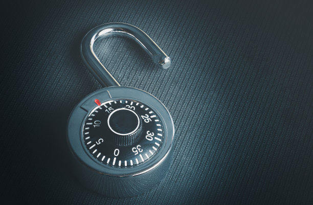 解锁纹理黑色背景上的组合挂锁。图片下载