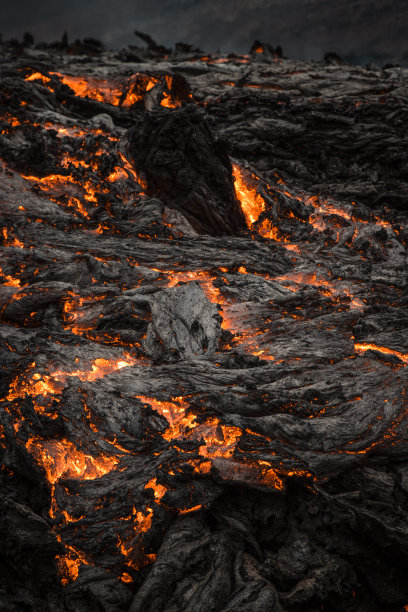 熔岩在崎岖的山上流动的令人着迷的垂直照片图片下载