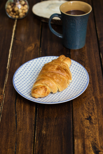 美味的新鲜巧克力牛角面包图片下载