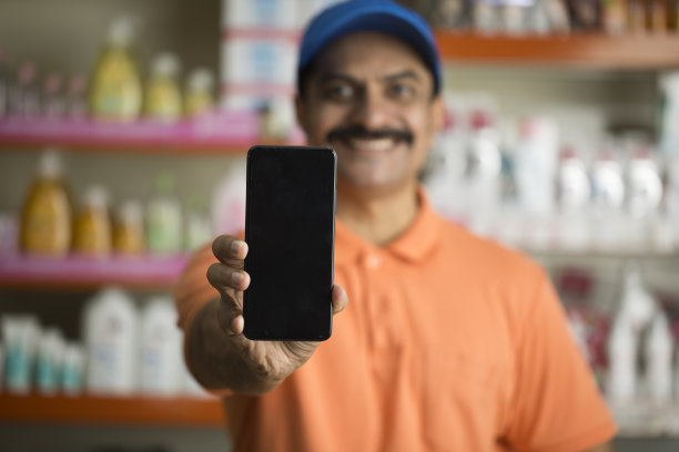 男店主在店里展示手机图片下载