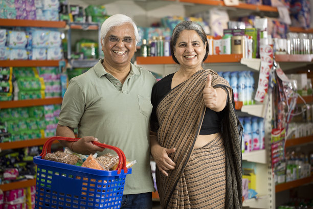 快乐的老年夫妇在超市购物图片下载