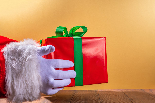 圣诞老人手里拿着礼品盒图片下载