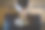 一名在传统公寓里吃饭的日本妇女图片下载