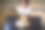 一名在传统公寓里吃饭的日本妇女图片下载