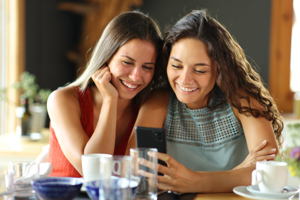 两个快乐的朋友在一家餐馆里买馅饼图片下载